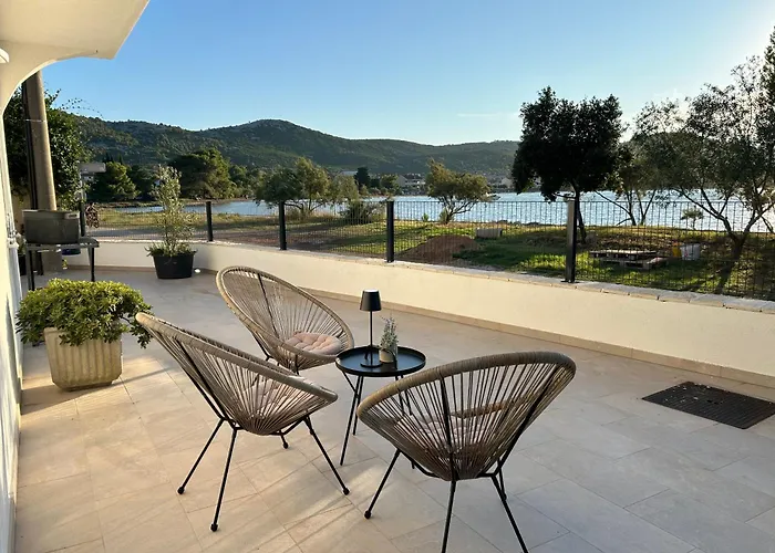 Villa Beachfront House Miamore - 10 M From The Sea Mrljane