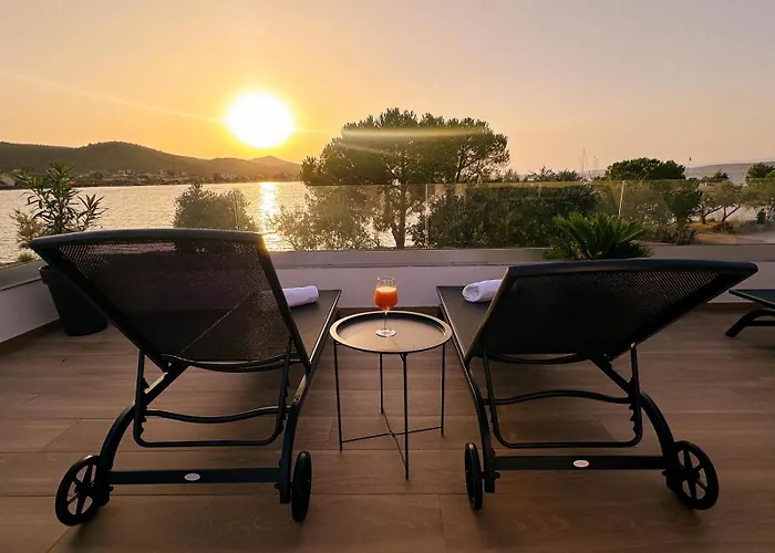 Villa Beachfront House Miamore - 10 M From The Sea Mrljane