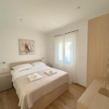 Beachfront House Miamore - 10 M From The Sea Mrljane