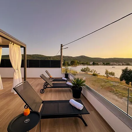 Beachfront House Miamore - 10 M From The Sea ヴィラ *