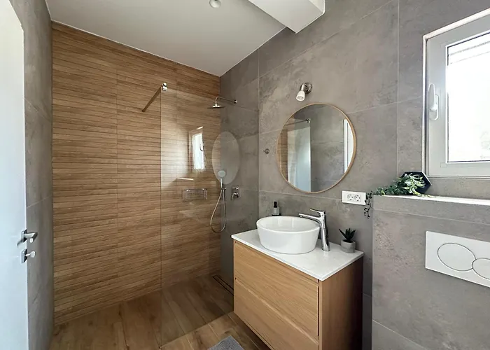 Willa Beachfront House Miamore - 10 M From The Sea Mrljane