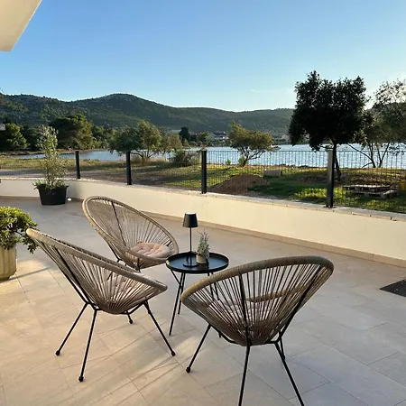 Vila Beachfront House Miamore - 10 M From The Sea Mrljane