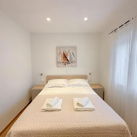 Vila Beachfront House Miamore - 10 M From The Sea Mrljane