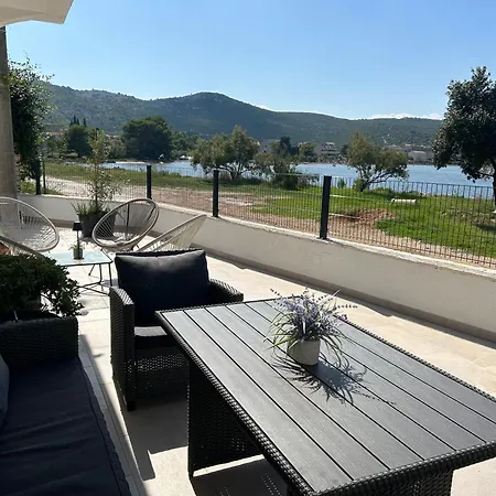 Beachfront House Miamore - 10 M From The Sea Mrljane